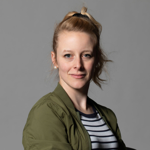 Portrait Jasmin Zurfluh, blonde Frau mit Pferdeschwanz und Ringelshirt