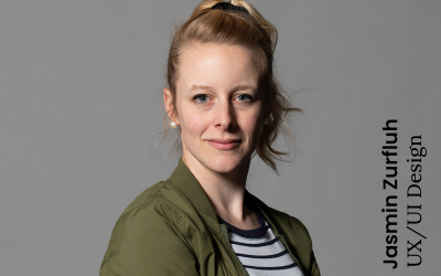 Portrait Jasmin Zurfluh, blonde Frau mit Pferdeschwanz und Ringelshirt